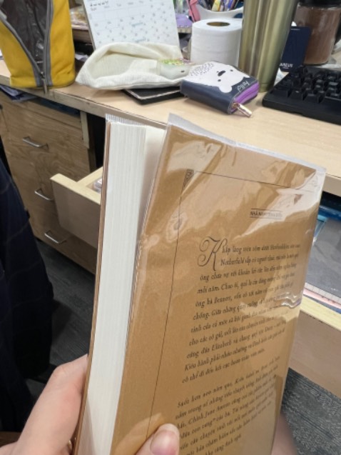 Đội ngũ đóng gói của tiki cần cẩn thận xíu. Kiểu lúc quăng vô hộp không dc nhẹ nhàng lắm hay sao mà quắn hết 1 góc sách. May mình cũng dễ tính á. Với không cấn lắm bẻ bẻ lại cũng tạm