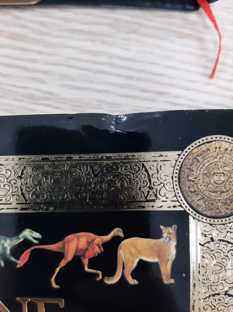 Tiki bao giờ cũng giao hàng nhanh, m rất ưng khoản đấy. Nhưng lần này không hiểu các b làm kiểu gì mà lại bị móp sách thế này, trong khi đó là sách bìa cứng làm m sót quá. 
Thêm nữa lúc đặt hàng thấy đc tặng bút màu mà nhỉ, nhưng m lại k thấy????