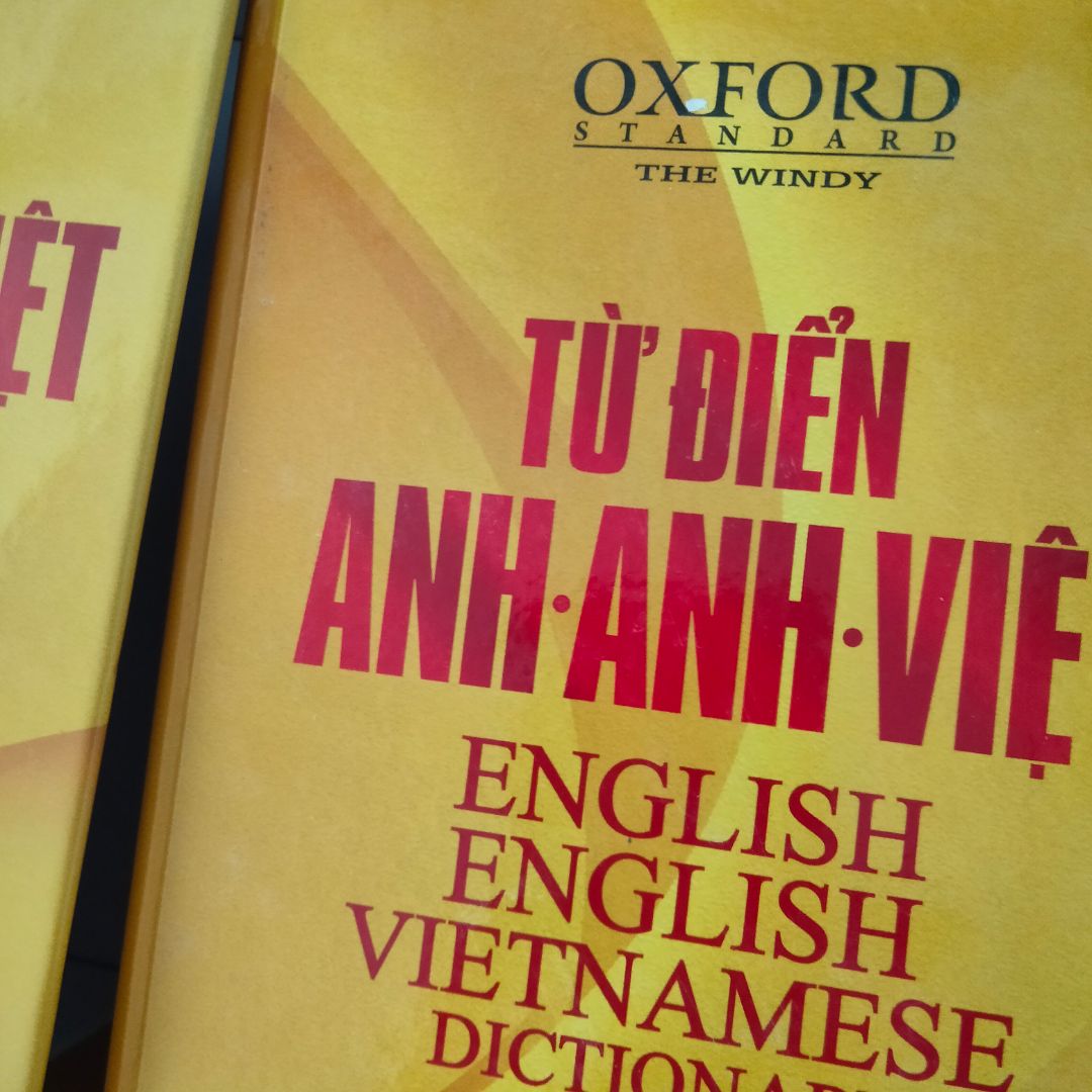 Sách dày lắm luôn í, bìa cứng đẹp nữa. 
Chữ hơi nhỏ tí nhưng rõ ràng dễ đọc, mình khá ưng nha.😊
Với giá này cũng ổn!