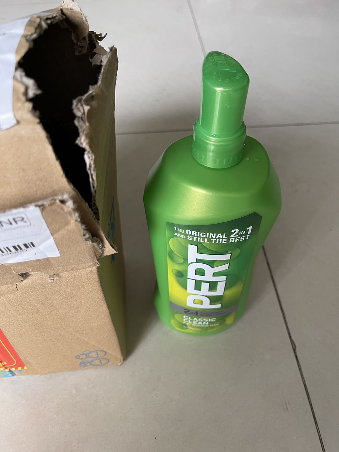 Mình mới nhận được chai dầu gội đầu này thì thấy hàng bị khui hộp và chai dầu bị chảy ra ngoài rất nhiều mình có nói với người giao chứng kiến thì bạn đó nói báo lên tiki,mình chụp mã vạch bên trong chai thì thông báo hàng không có thông tin gì hết ,mình nghi hàng không phải chính hãng