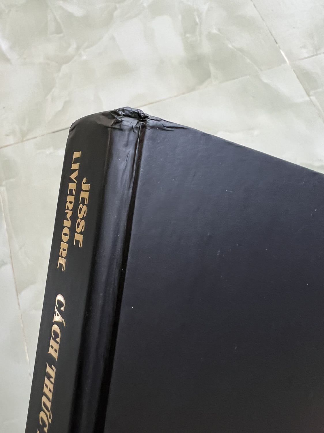 Tôi ko hài lòng với cách đóng gói của Tiki rất ẩu tả, đối với một người yêu sách như tôi mà quyển sách tôi mua đến tay cấn móp tôi rất khó chịu, bong bóng xốp gói hàng đâu có đắt mà tiếc kiệm như vậy, tính thêm tiền gói cũng đc mà. Sách hay nhưng tôi cho 1 sao vì cách gói hàng yếu kém, ẩu tả.