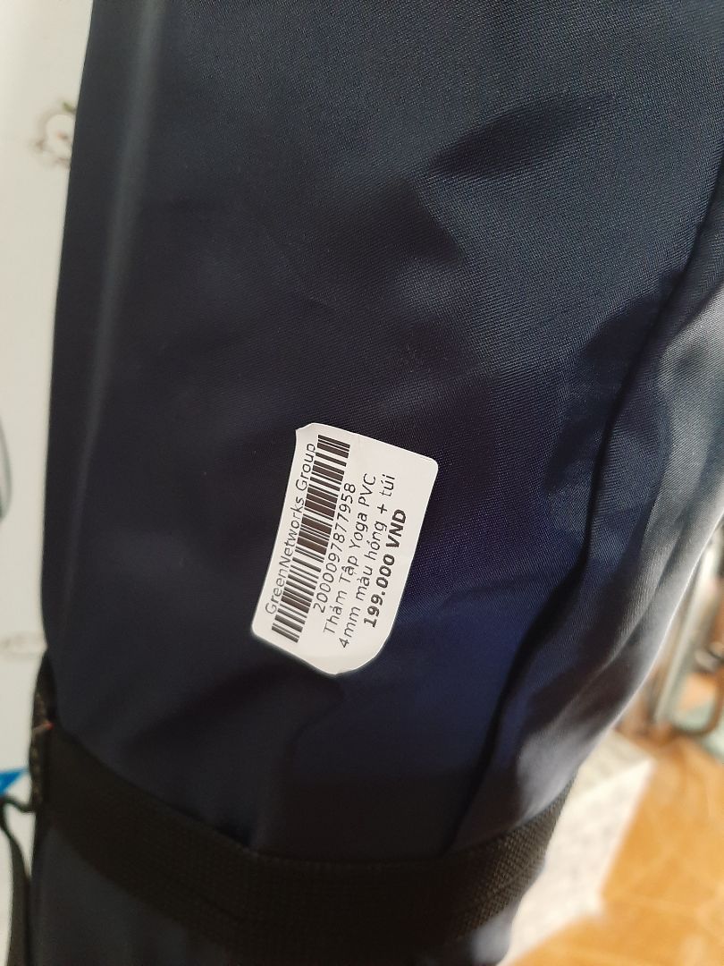 - Về màu sắc có thể dù đã chọn màu nhưng vẫn random, khó hiểu ở chỗ vậy vẫn để bảng màu làm gì trong khi mình hiểu rằng việc mua thảm tùy người ùa vô chọn 1 màu thì sẽ mất cân bằng vậy nên để chế độ random đi, để bảng màu rồi chọn màu rồi giao sai màu?
- Về chất liệu: mình cũng băn khoăn ở trong là PVC hay TPE, trong khi ở ngoài có nhãn tem như vậy, nhưng lấy ra thì mùi hăng nồng nên e là PVC rồi, ủa vậy mình đặt TPE làm gì nữa?
- Về kích thước: đúng là 6mm
=>> khâu kiểm tra hàng trước khi vận chuyển tiki cần nên xem xét lại, mình không yêu cầu đổi trả hàng vì sẽ phiền trong mùa này, với giá này mà lấy tấm thảm này chắc là đúng giá đó nên đừng *** khách kiểu giảm giá như vậy nữa.