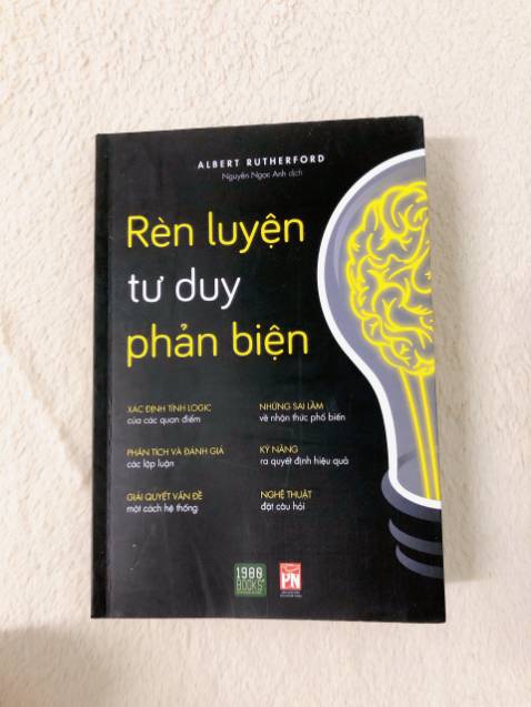 Sách tốt, đẹp mặc dù ko được bọc kính. Nội dung có vẻ khá là hay (mình chỉ mới đọc sơ qua thôi). Quyển sách này có một bản của NXB Lao Động được dịch "Nghệ thuật tư duy phản biển" đắt hơn nữa do ngoại hình bắt mắt hơn, nên thấy vui vui khi mua trúng quyển này, với phần dịch cũng rõ ràng dù bìa ko đẹp bằng. Ngoài ra sau mỗi phần còn có vài trang trống để ghi chú nữa.