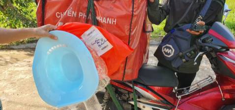 Bạn ơi. Tôi vừa nhận hàng cách đây 30 phút. Ngay khi nhân viên giao hàng còn ở đây, tôi mở ra thì cái thau bị bể. Tôi nói không nhận hàng bể (vỡ) nhưng người giao hàng không chấp nhận thu hồi. Tôi đã chụp hình cái thau với nhân viên giao hàng. Tôi có gọi lên tổng đài ngay lúc đó để thông báo. Vui lòng giúp tôi đổi cái mới. Xin cảm ơn.