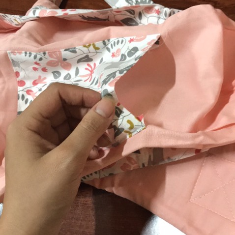 Địu vải khá chắc chắn. Chất vải thô nhẹ mềm thoáng mát độ bền cao. Giặt thì sẽ hơi nhăn. Tuy vậy so vs giá vẫn ok.