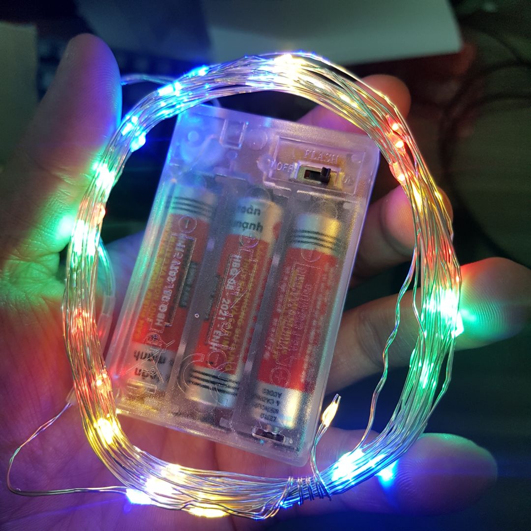 Quá lung linh. Mình mua dây 5 mét - pin- có nháy của Deha. Tâm trạng tốt và rảnh nên review chi tiết như sau: sản phẩm như hình quảng cáo, có công tắc chuyển luôn sáng (on), nháy chớp chậm, và tắt ( off) . Với mình như thế là đủ dùng. Cho 5 sao. Tuy nhiên pin tiểu thì phải tự mua. Ngay dưới nhà có quán tạp hóa nên cũng ok. Đóng gói gọn gàng, có hướng dẫn đi kèm và số *** để gọi hỗ trợ khi cần gấp. Nhân viên giao hàng Tiki khá nhiệt tình và thân thiện. 5 sao cho toàn bộ.