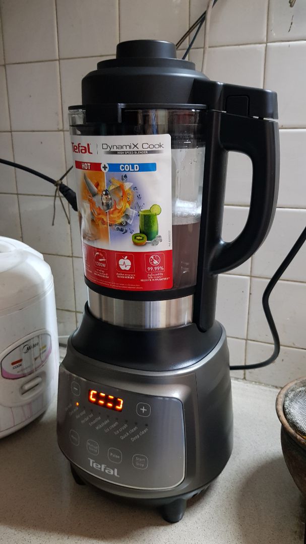 máy xay ok lắm nha. ko quá ồn đâu. nay thử mẻ đầu với gạo lứt và đậu đen thì mịn ko cặn luôn. máy mua ngày 31.12 giá sale 2.339k, áp mã giảm thêm còn 1940k đc tặng 1 quạt máy asia. xài shopback dc hoàn thêm 290k nữa. tính ra tổng cộnh 1650k quá hời luôn.