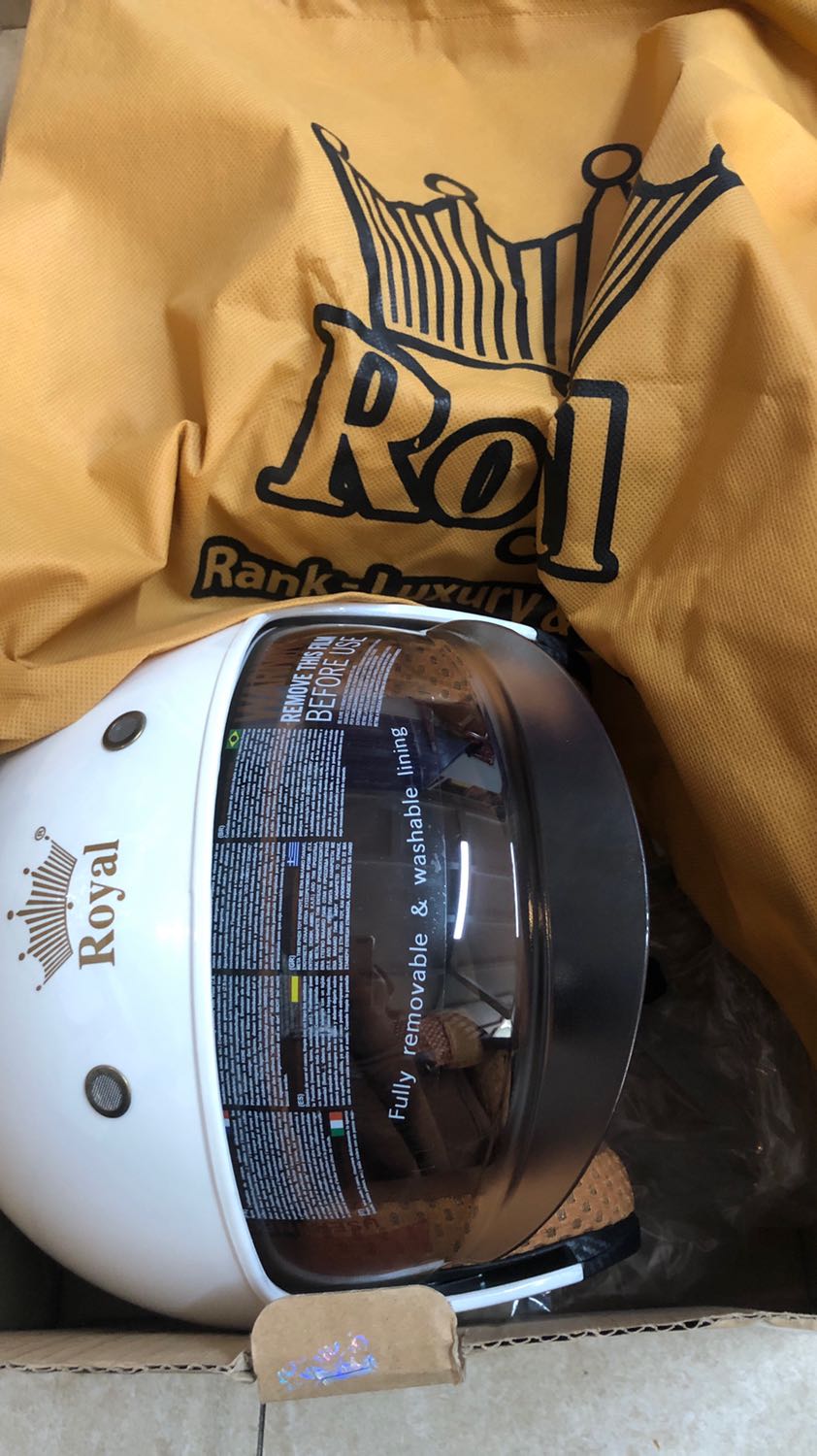 Hàng đã bóc tem rồi. Mũ bị vết xước nhỏ .
Mog shopp ktra kĩ hơn khi gửi hàg cho khách.
Nói chug Hàng đẹp , đág mua nha mn. 
Ủng hộ shoop.