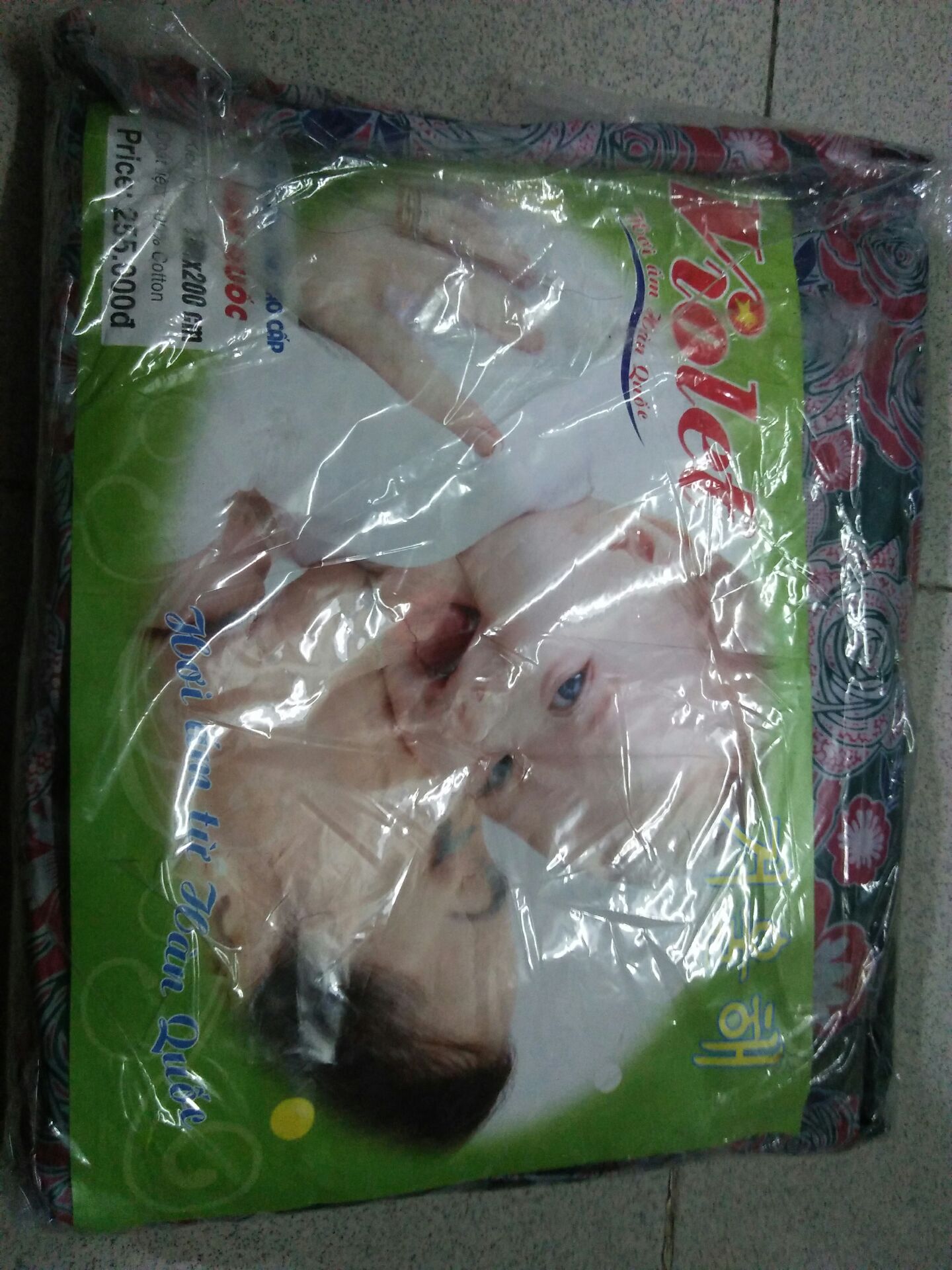 Để tên là ra trơn, giao hàng thì là bông. Màu rất xấu, hình mình chụp vậy chứ thực tế xỉn màu rất nhiều. chất liệu giống nhựa tái chế rẻ tiền, còn tệ hơn vải may áo mưa, không dám trải cho con nằm. Đã đề nghị trả lại hàng ngay hôm nhận nhưng chưa thấy tiki phản hồi Để tên là ra trơn, giao hàng thì là bông. Màu rất xấu, hình mình chụp vậy chứ thực tế xỉn màu rất nhiều. chất liệu giống nhựa tái chế rẻ tiền, còn tệ hơn vải may áo mưa, không dám trải cho con nằm. Đã đề nghị trả lại hàng ngay hôm nhận nhưng chưa thấy tiki phản hồi