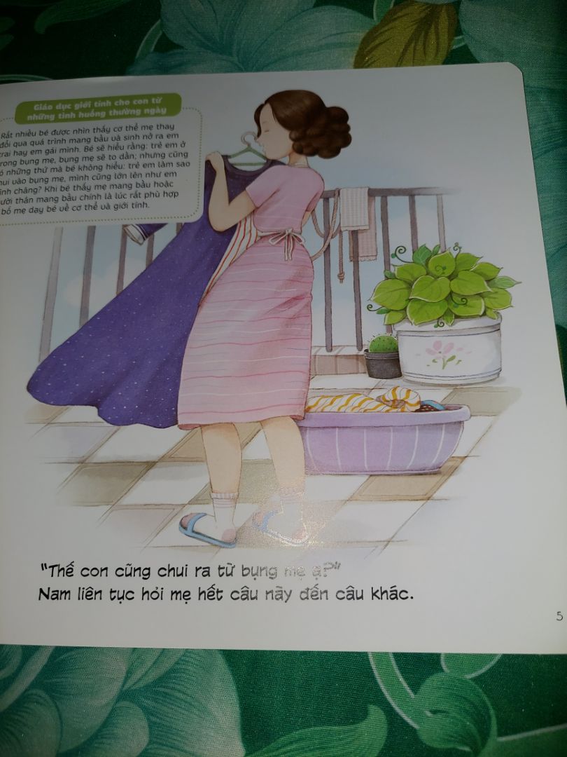 ngôn từ gần gũi nhưng không quá nhạy cảm phù hợp với các bé mẫu giáo từ 3 tuổi. cha mẹ nên đọc vì có lúc mình sẽ đối diện với câu hỏi từ con "Bố mẹ ơi, con từ đâu tới?"