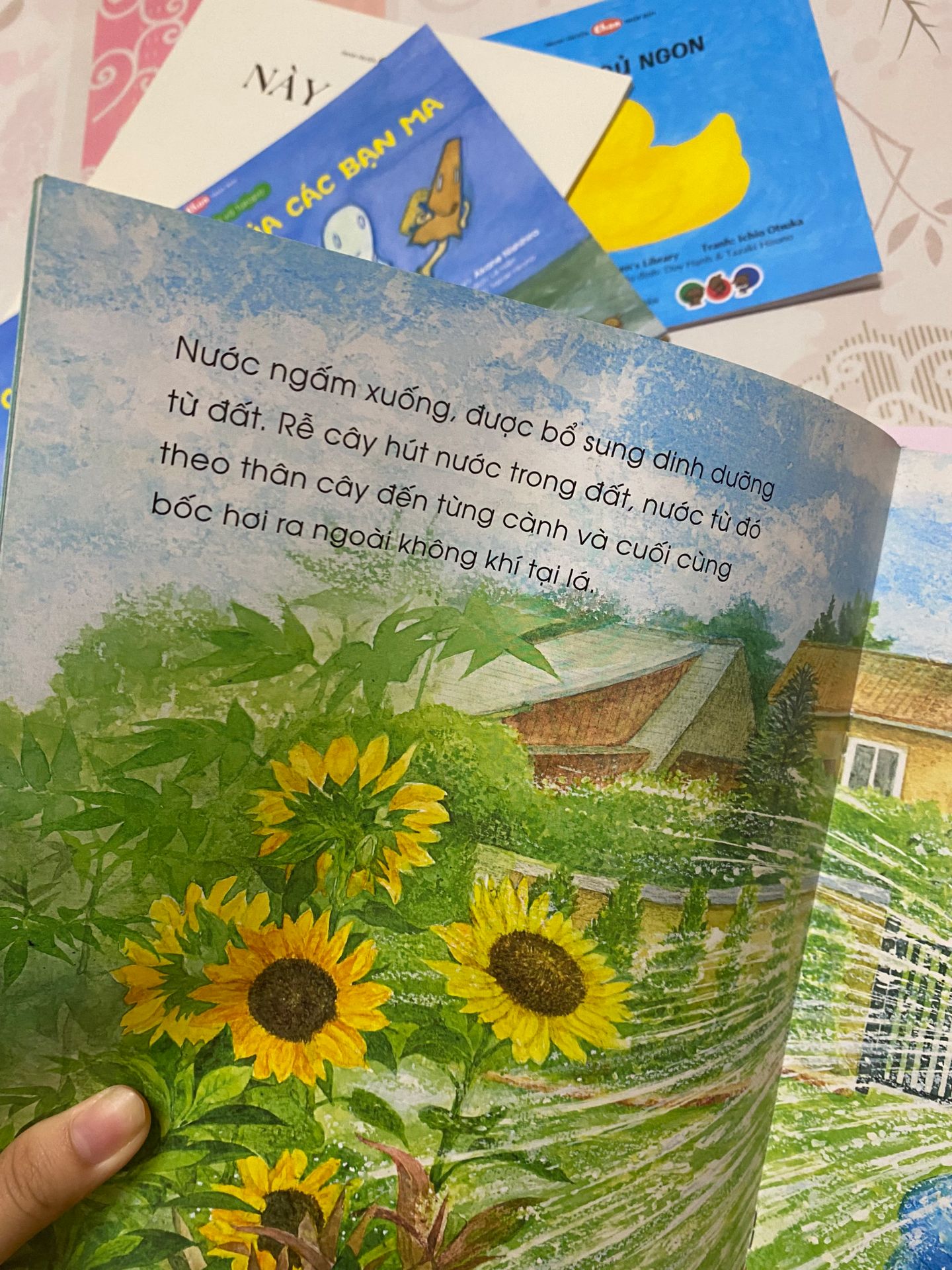 sách rất hay, cả 2 bạn nhà mình đều thích sách bên này. Cốt truyện đơn giản phù hợp với con, lồng ghép những kiến thức khoa học dễ hiểu