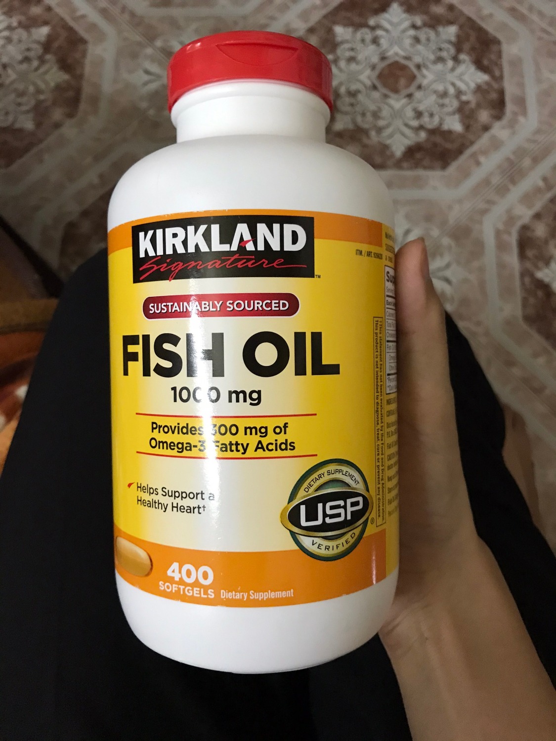 Giao hàng nhanh nhưng không hiểu sao thùng hàng lúc giao lại mở toang, không hề được dán lại, hình mình chụp là nguyên xi cái thùng lúc mình nhận luôn, nắp thùng ko gập xuống luôn mà, sản phẩm có hạn sử dụng còn dài, có tem phụ nhưng được in khá nhòe và mờ, không có tem của bộ công an nên cũng chẳng biết kiểm tra kiểu gì, chất lượng thì dùng xong mới đánh giá được.