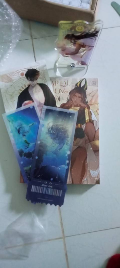 Ờ thì… cũng đẹp, cũng dày, cũng khiến tui mất ngủ mấy đêm liền.
Không biết nói gì ngoài: ai chưa mua là thiếu một mảnh hạnh phúc. Cảm ơn Tiki vì gói hàng như bọc tim tui vậy đó.