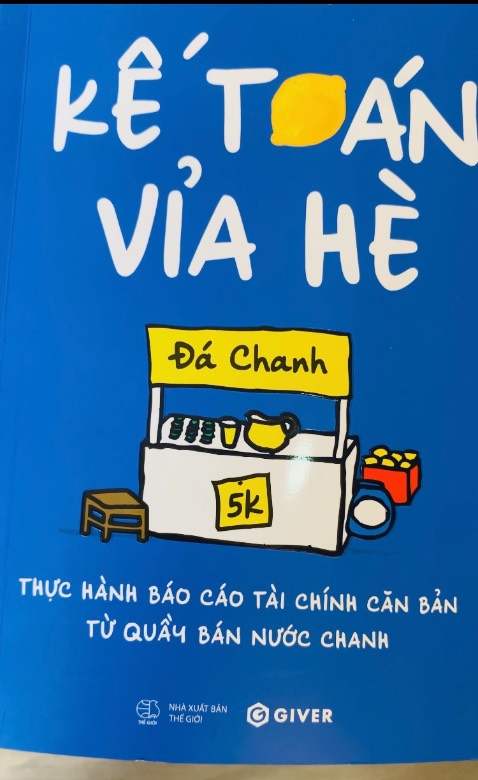 Bằng quầy bán nước chanh của một cậu nhóc tiểu học, mình đã hiểu về kế toán. Sách viết rất hài hước và dễ hiểu. Sách giao rất nhanh và gói cẩn thận