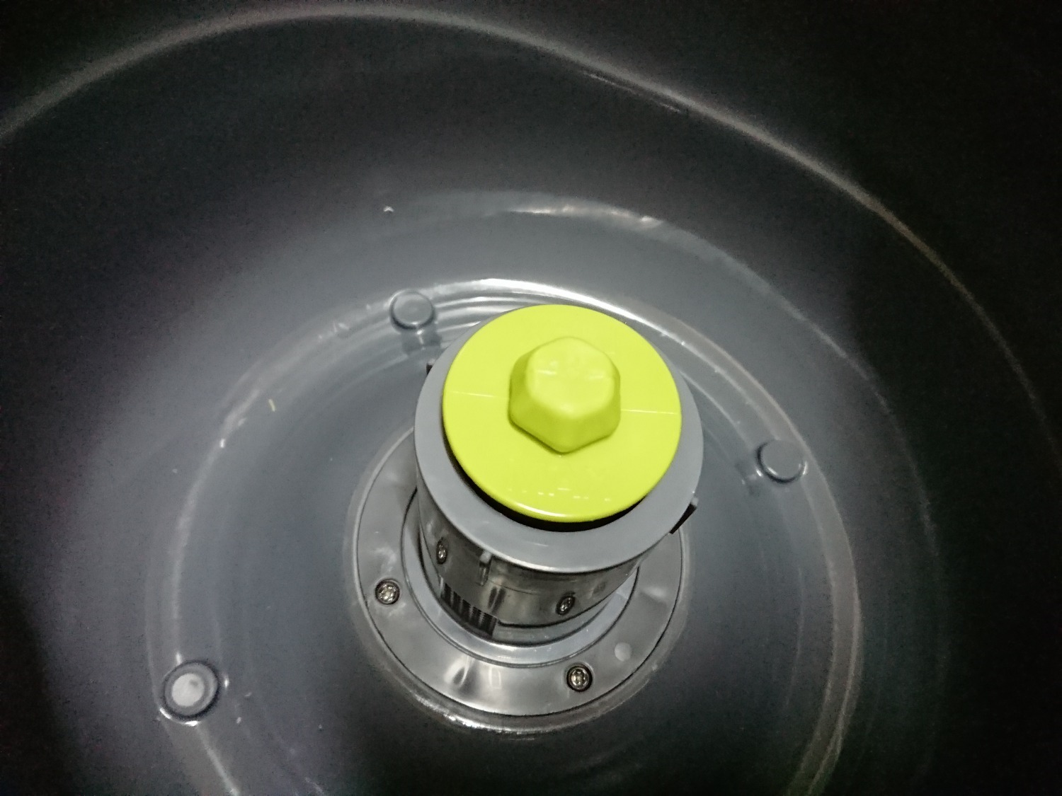 Một thiết kế thông minh nhỏ gọn của bộ lau nhà.
Giặt bông ở dưới thấp, vắt bông ở trên cao mà không phải chia ra hai phần diện tích vắt riêng giặt riêng.
Trục xoay và cây vắt có khớp kết nối với nhau nên dễ gắn vào cũng như tháo ra (nghiên cây sẽ lấy ra được). 
Cây lau ráp lại từ ba đoạn ngắn, tiện lợi trong việc đóng gói.
Bông lau mịn, chất lượng tốt.
Nhựa, chất lượng gia công đẹp, trục xoay êm.
Để sử dụng cho dễ, khi cây lau vào khớp với trục xoay, nhấc nhẹ lên rồi thả xuống để chọn chế độ giặt/vắt tương tự như sử dụng bút bi bấm.