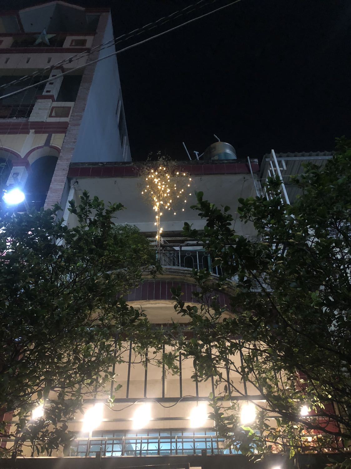 Sản phẩm đóng gói kĩ lưỡng , tiki giao hàng nhanh chóng ... bộ đèn rất sáng !!