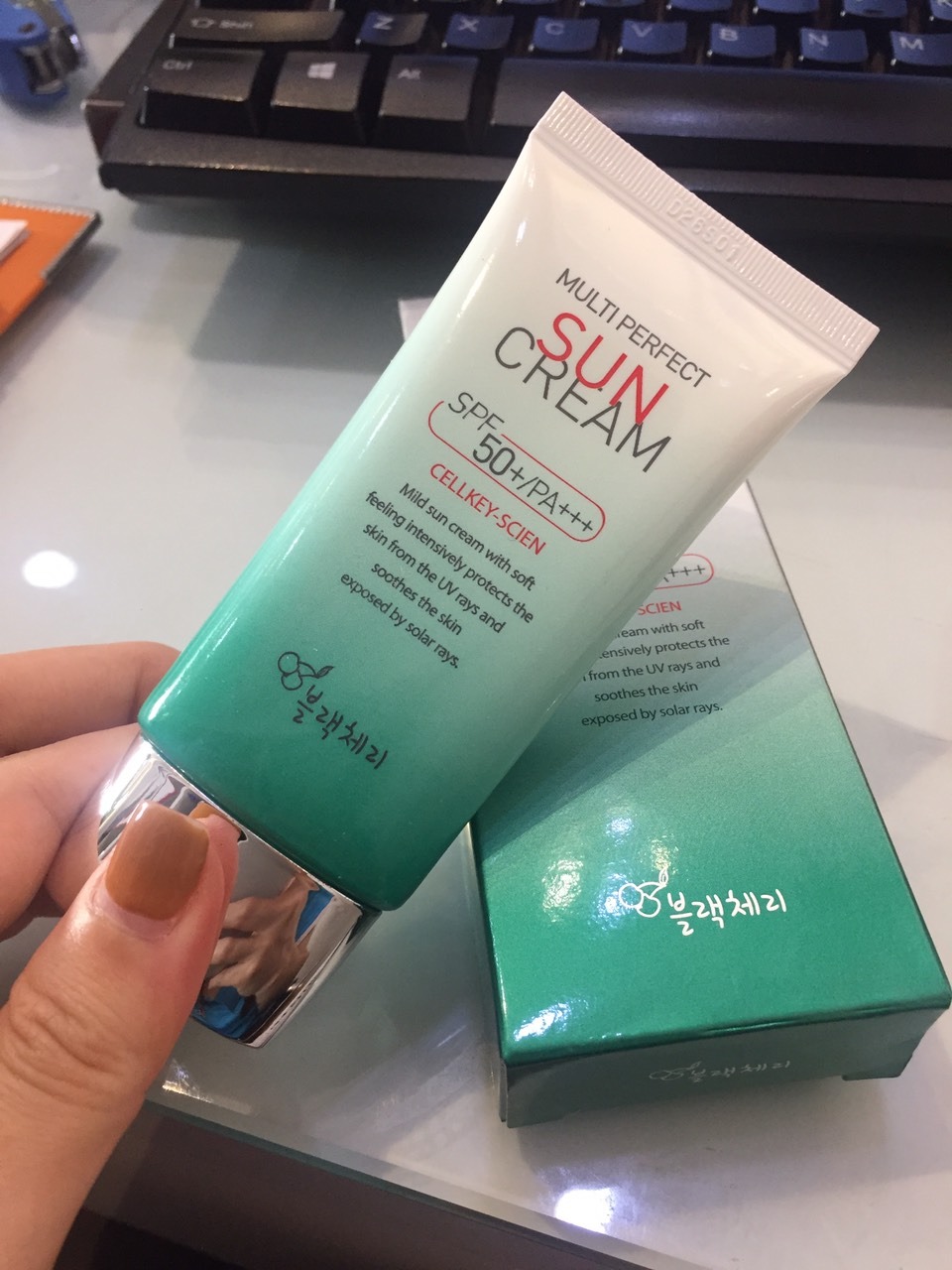 Sau khi thẩm 7749 loại kcn phù hợp với làn da bị kích ứng và lên mụn, thì loại này vẫn hợp nhất, chất kem không bết dính hay gây bí, được cái có tế bào gốc nên lúc bôi kcn lên tạo được hiệu ứng da hơi căng căng trông khá thích, nói chung là loại kcn này chất lượng so với tầm gi