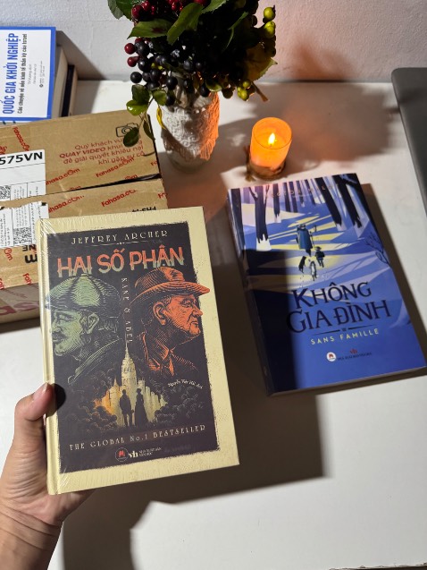 Cuốn này hay lắm mn ơi, nên mua đọc, mình đọc 1 lèo 700 trang từ sáng đến tối nè. Sách đẹp giấy tốt giao hàng nhanh 1 ngày