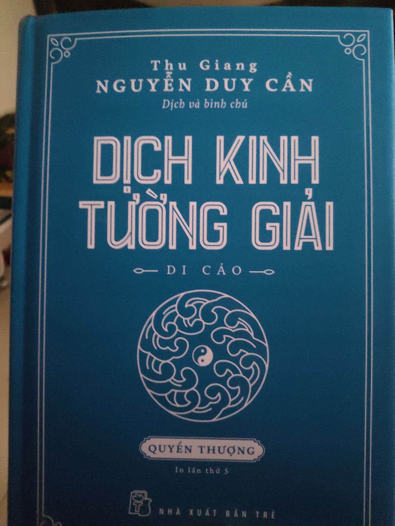 Hình thức: bìa cứng, giấy tốt, sờ rất thích. Nội dung: mình mới đọc mấy chục trang đầu thấy rất hay và mới lạ so với những gì mình đã biết về Dịch. Tóm lại là sách hay nhưng không dễ đọc, nên mua nếu bạn có kiến thức về văn hóa phương Đông.