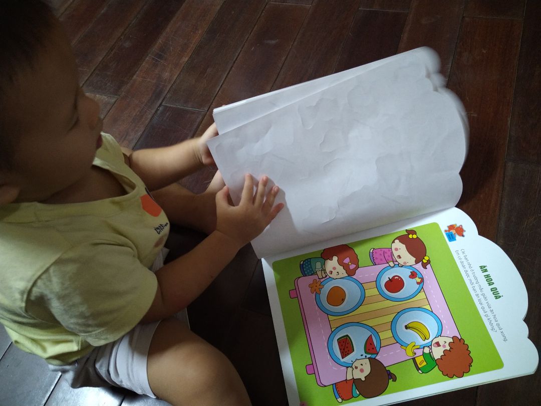 Sách nội dung hay, cần người lớn kèm, đọc tiêu đề hướng dẫn bé thực hiện. Bé 2 tuổi rất thích học. Bé 4 tuổi thì ham dán hơn.