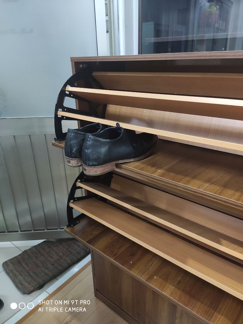 ăn cắp thiết kế, làm bằng chất liệu dỏm. kích thước khe ko dùng đc.  để giày vào ko đóng mở đc. giờ tiki tính sao chứ mua mà ko dùng đc????