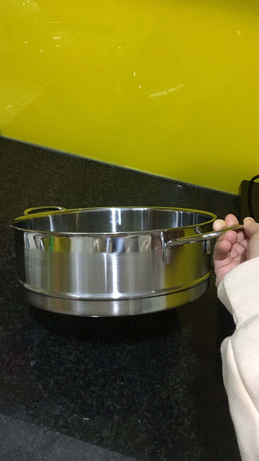 Sản phẩm giống hình. Bóng đẹp. Chất lượng  dày dặn. Rất ưng ý. Vì mình đã có một nồi 26 cm rùi nên lần này chỉ mua xửng hấp thui, rất vừa vặn với nồi hiện tại mình có. Vì xửng hấp này có bán lẻ nên mình đã tiết kiệm tiền mua