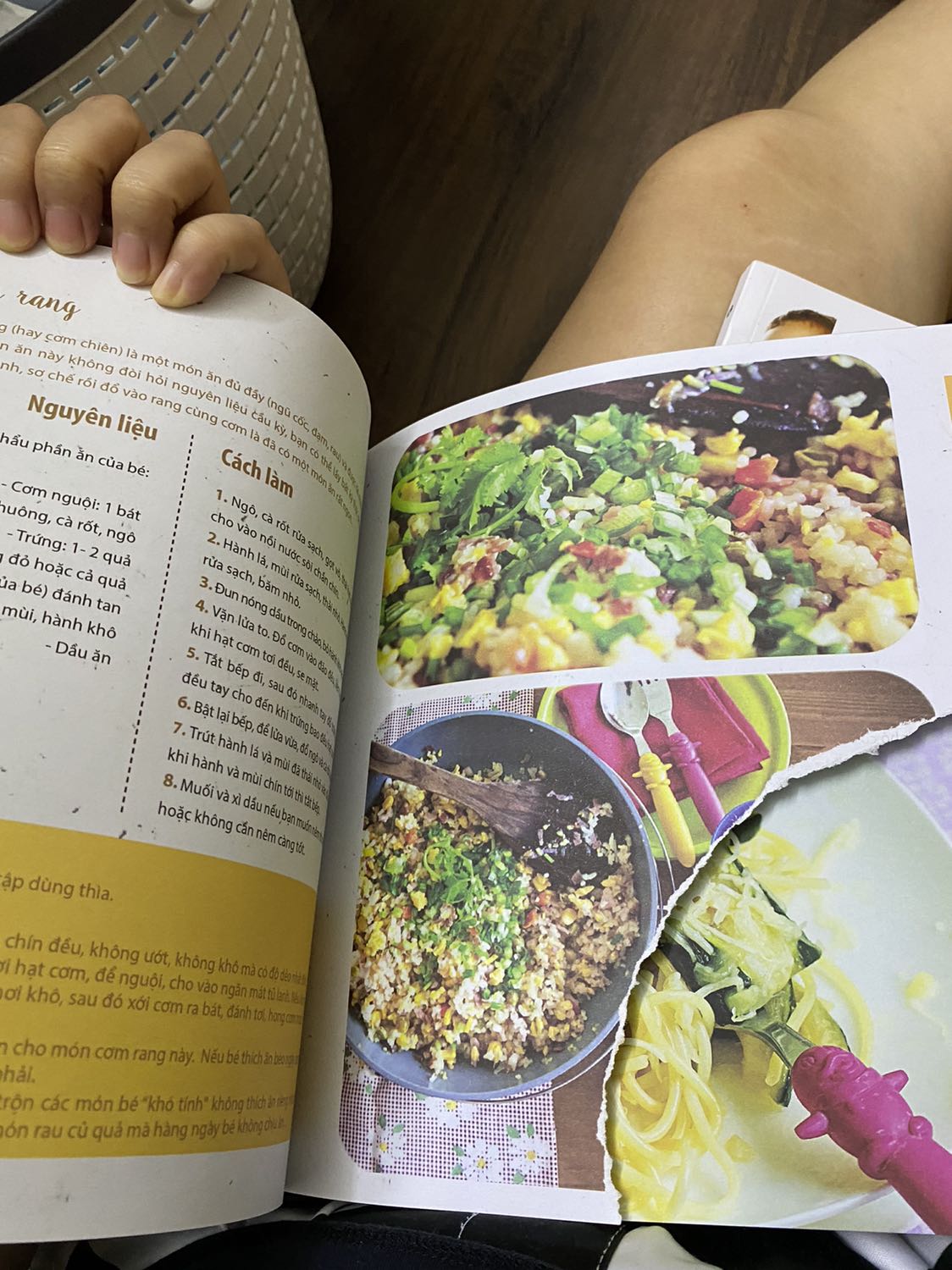 Sách hay k thể thiếu nếu ba mẹ cho bé ăn dặm theo pp bé tự chỉ huy, hình ảnh sinh động, còn có cả thực đơn mẫu và hướng dẫn cách nấu các món ăn ngon phù hợp từng GĐ của bé