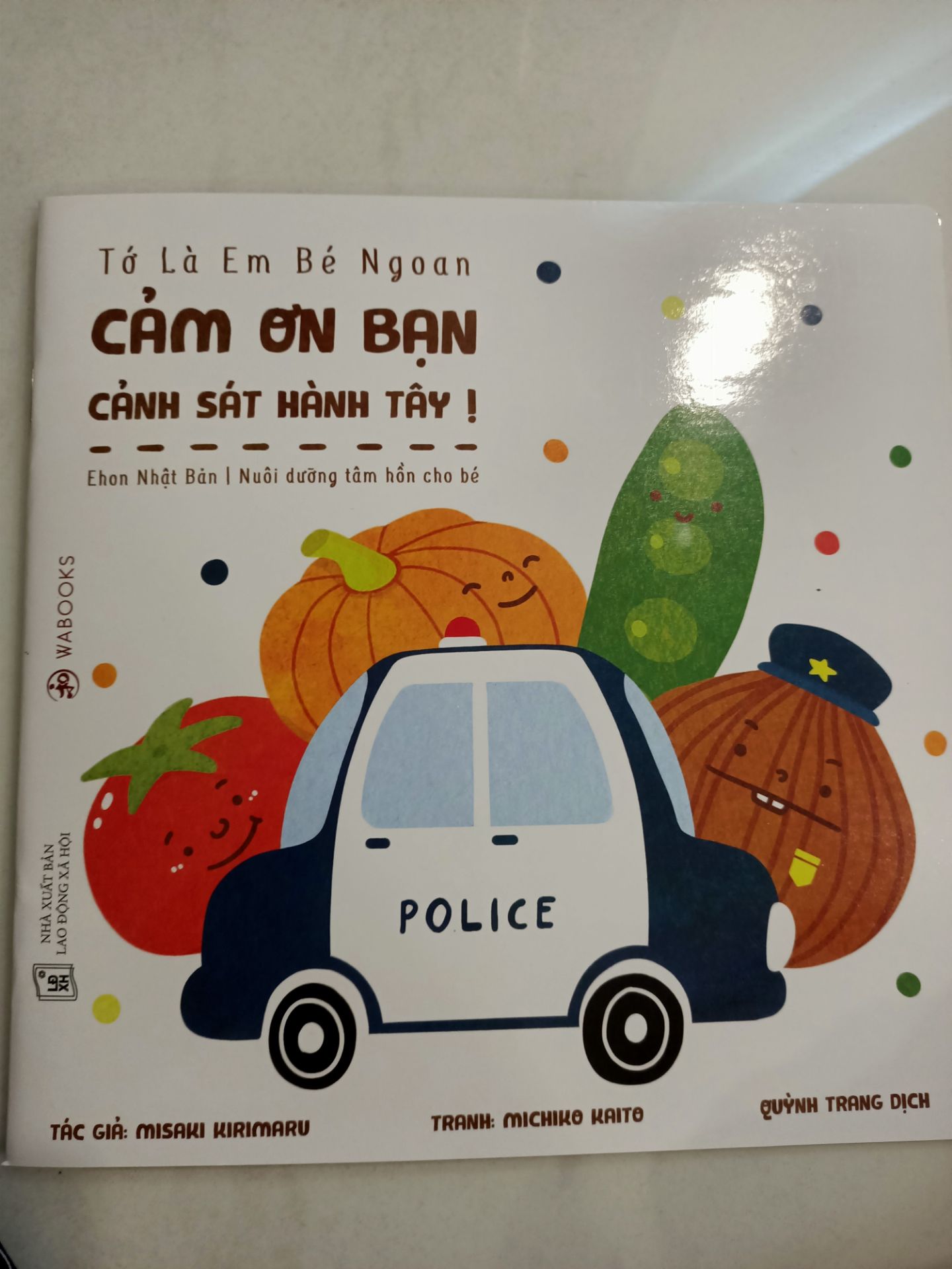 Tôi đã mua bộ sách Ehon nhà xuất bản Kim Đồng rất chặt lượng nên khó cầm tới bộ sách nhái câu chuyện của Ehon thấy vô cùng khó chịu. từ hình ảnh cho tới câu chữ đều rất cẩu thả, xấu xí. Bực hết sức