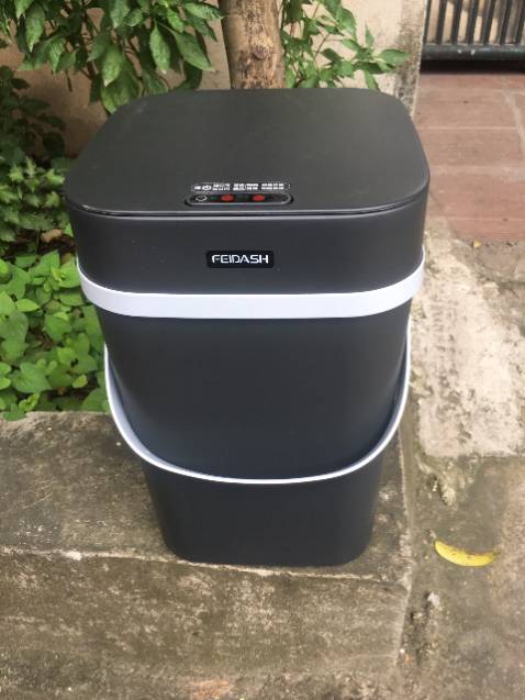 Dùng vài ngày thấy cũng ok, cảm ứng mượt như soni, đóng mở sau 6 giây, khá là nhanh không bị tốn pin. Không phải loại sạc pin lích kích, cứ lắp 2 pin con thỏ vào là dùng. Có khá nhiều màu nhưng mình chọn màu đen vì nó sạch và sang ấy, có quai cầm bằng silicon xách đi đâu cũng được, dễ di chuyển các phòng. Mấy thùng cũ mình mua là cứ phải bê bê, mắc mệt. Sẽ mua thêm để ở các phòng cho tiện sử dụng!