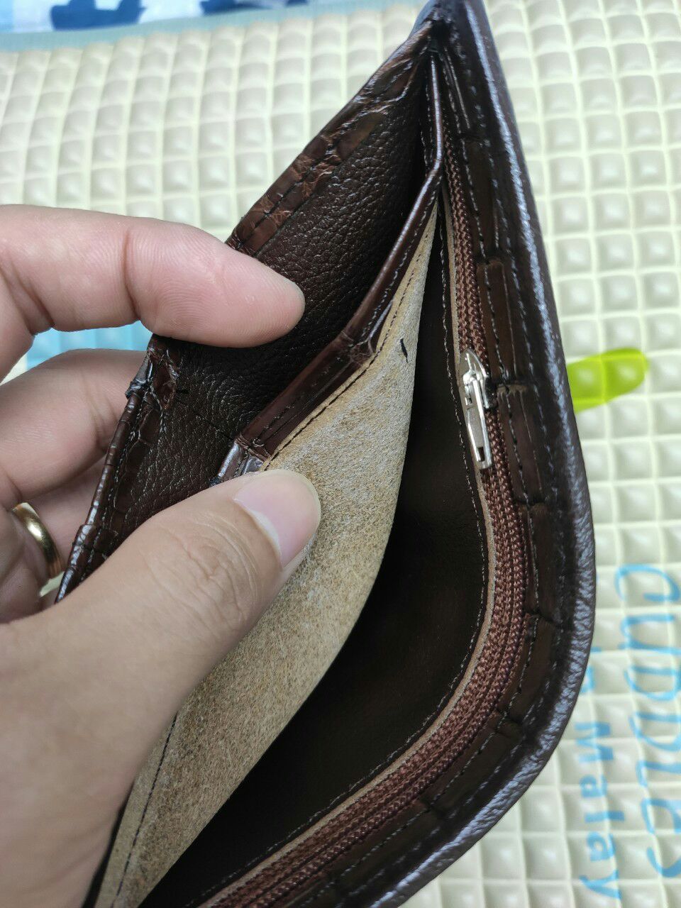 Cái thứ 2 mua của shop. Cũng uy tín như lần trước. Sp da cá sấu thật nên rất bền. Giá cũng ok ko cao cũng ko quá thấp. Tóm lại thấy an tâm