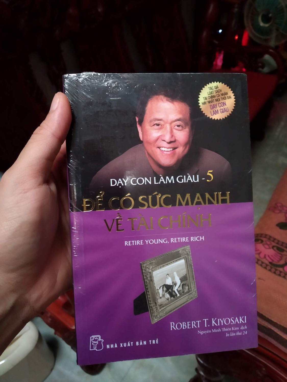 anh ta nói dối về việc đào ngũ khi phục vụ ở Việt Nam (sau này thừa nhận lỡ thuyền), Thừa nhận hư cấu trên trang bản quyền của Rich Kid, Poor Kid, anh ta cứ hét lên rằng anh ta giàu có như thế nào , nhưng từ chối tiết lộ danh mục đầu tư bất động sản vì anh ta " không muốn mọi người biết anh ta có tiền ", nói dối về việc phá sản năm 1985 ... đây là những lý do mà các bạn đoc phải chắt lọc thông tin chỉ học những kiến thức cơ bản về tài chính mà thôi còn động cơ kinh doanh thì xin bỏ qua.