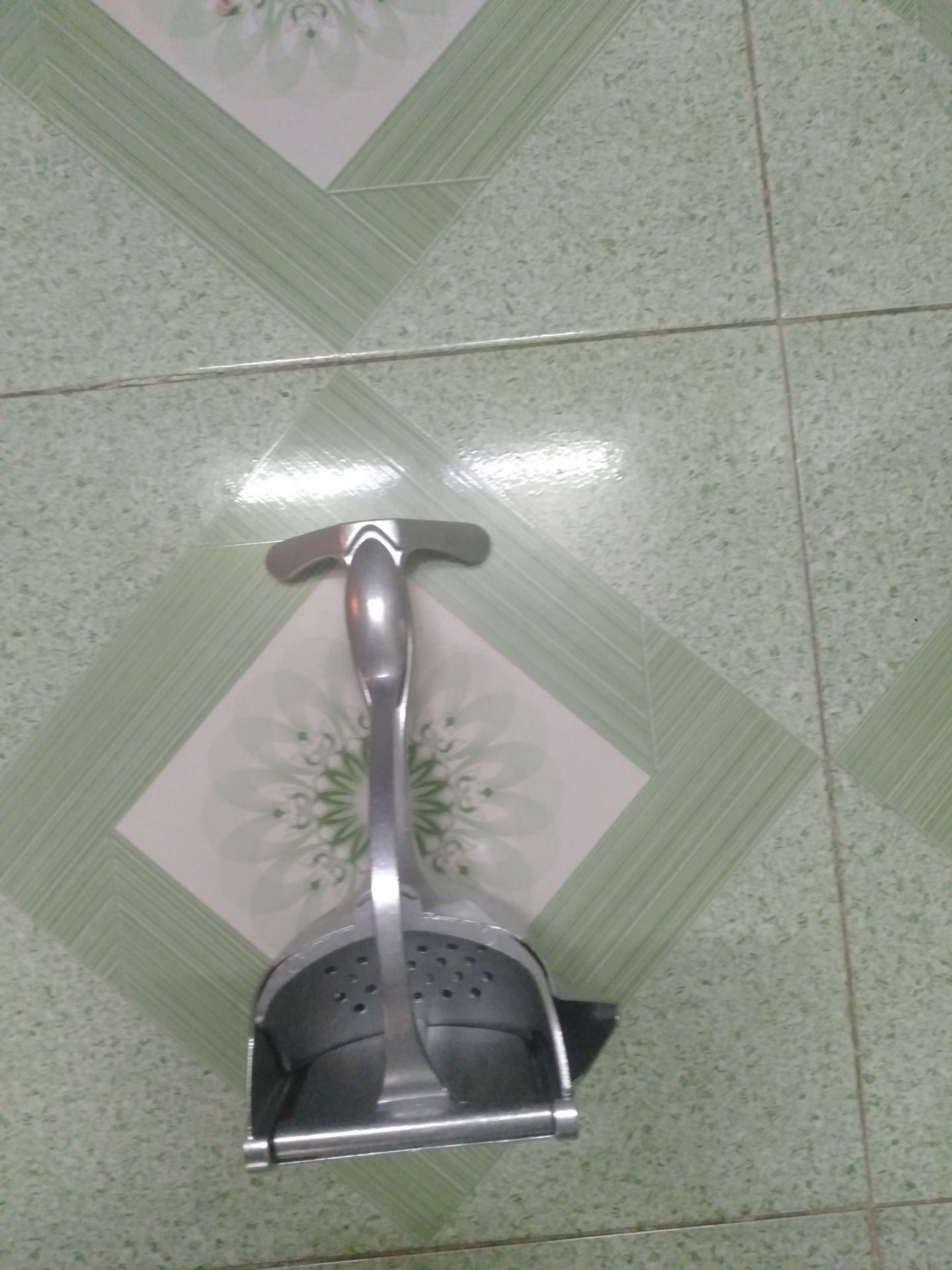 Được làm bằng gang, cũng sắc sảo,mới mua chưa xài chưa biết...