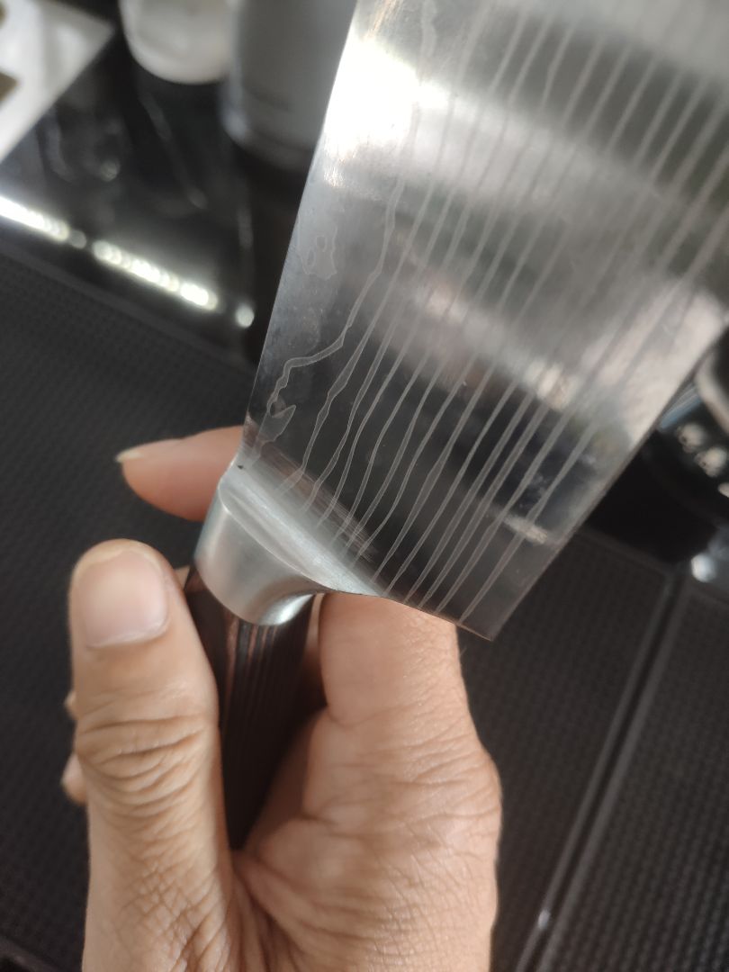 Cũng được thôi ạ. Cầm vừa tay chứ không sắc lắm. Lúc mới nhận dao chỉ sắc vừa, muốn sắc phải mài lại. Sản phẩm không có hộp như hình, chỉ được bỏ trong hộp carton và vĩ nhựa chống va chạm. Sắt damacus giã chứ không phải thật. Phần vân thép như kiểu tạo từ axit ra chứ không phải dùng kỹ thuật sắt nén. Kiểu dao inox mà vẻ vằn lên ấy. Dào này cắt thôi nhé, chặt xương quăn lưởi là chắc chắn