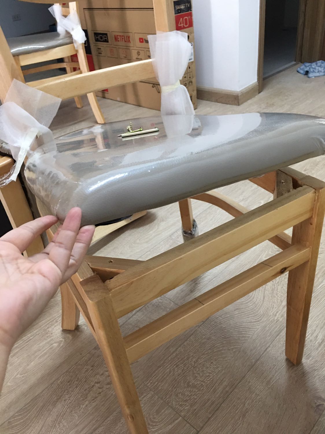 Mình nhận bàn ghế bị rách và rơi vít ra đã gd báo Tiki rồi mà gần tuần nay k thấy phản hổi