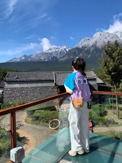 Giao đúng sách, đủ quà, không dập góc, không rách. Oke