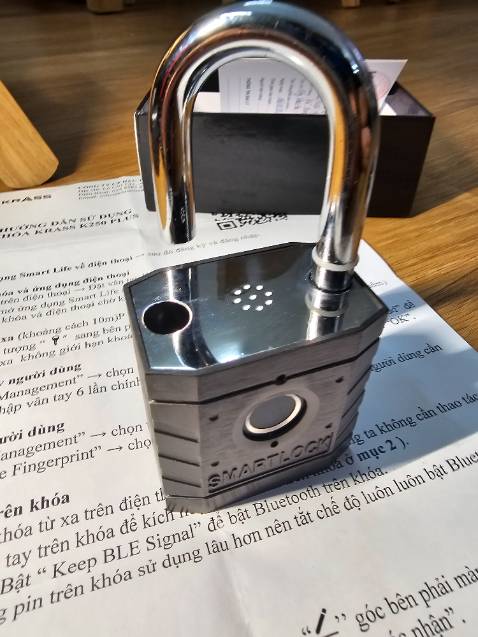 Khoá quảng cáo Thương hiệu Đức, giá cũng khá cao tuy nhiên theo mình cảm nhận dưới con mắt của 1 kỹ sư Cơ khí thì như sau nhé các bạn
1. Bề mặt hoàn thiện ko cao, lớp sơn có nhiều hạt nổi lên khá xấu
2. Đầu sạc cổng micro usb chứ ko phải type C, lớp nhựa che cũng đc làm khá lem nhem ko ưng mắt chút nào
3. Càng khoá không phải loại có 2 chốt móc
4. Bề mặt hoàn thiện ghép các tấm thép không đồng đều, điều khó hiểu với hàng thương hiệu Đức lắm
5. Khi đọc bài gthieu sp ko thấy seller nói rõ tính năng mở khoá từ xa qua wifi phải trả thêm tiền
Tuy nhiên vân tay nhận khá nhạy nên cho 4 Sao khích lệ