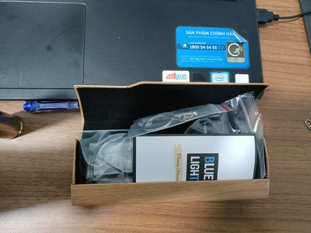 kính đẹp nhưng hơi sắt nên lúc đeo vào hơi bị đau , kính bị bập bênh nhưg ko vấn đề gì vì tự mình có thể chỉnh lại được , nhma cách xử lý của shop khiến mình k mấy hài lòng , vì khi nhận đc kính thì mình phát hiện ra kính bị bập bênh và có nt vs shop , nhưng shop chỉ mình cách xem kính như thế nào này kia kia nọ và mình nói vs shop là kính bị bập bênh , shop bảo shop thấy kính bình thường ! nên thôi mình k nói gì thêm nửa !