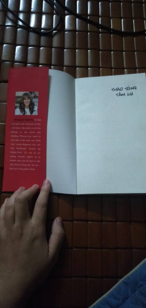 Mình sau khi đọc xong cuốn sách mới viết review, mới đầu bị thu hút bởi bìa sách thiết kế bắt mắt với màu đỏ chủ đạo nhưng sau khi đọc hết cả cuốn sách cảm giác như bị "treo đầu dê bán thịt ***" khi mình nghĩ rằng đây là một cuốn sách khai thác về tâm lý học, cuối cùng lại nhận được toàn là nhận định có phần chủ quan và mơ hồ chứ chẳng thấy tâm lý học đâu, mới đầu được thu hút khá bằng bìa sách màu đỏ bắt mắt. Mình cho rằng đây là một cuốn sách tâm lý học hành vi, nhưng khi đọc rồi cảm thấy nó giống như một blog dưới góc nhìn có phần chủ quan của tác giả hơn là một cuốn sách tâm lý học. Lời văn của tác giả Shannon ở những chương đầu cảm nhận rõ ràng cô cố gắng chỉ trích lên án những người ái kỷ, chống đối xã hội, thái nhân cách hơn là phân tích khách quan về nó, thậm chí cô còn viết có một đoạn đưa một đoạn lên án blogger khác vì có tư tưởng thông cảm với những người bị cho là "thái nhân cách, chống đối xã hội, ái kỷ" mà cô ghét, chính cô cũng khẳng định trong cuốn sách rằng những người "lạm dụng tâm lý" luôn là kẻ xấu, và chỉ chăm chăm nhìn vào một phía, nhưng rõ ràng, mọi thứ trên đời này đều mang yếu tố nhị nguyên, chẳng ai thuần ác cả. Mình khi đọc đến đoạn tác giả nói rằng đã từng trải qua bị lạm dụng tâm lý vì do cha của cô ấy bị sát hại trong một vụ đột nhập và phải sống với một người mẹ bị cho là "kẻ lạm dụng" cô ấy, dường như chính vì việc không thể tha thứ cho mẹ mình ngay cả khi bà đã chết và chứng kiến nhiều người khác giống cô khiến cho cô luôn có tâm lý nạn nhân thì phải? Nếu như những điều cô nói ở các chương trước thì rõ ràng cô không hề quan tâm đến cảm xúc của mẹ mình, và chỉ chăm chăm vào để "chữa lành" nỗi đau của mình, cũng như những người mà cô cho là "người sống sót" giống như cô. Không phải tôi lên án tác giả hay gì, đó là tư tưởng và trải nghiệm của cô, nhưng nếu như vậy, thực tế hầu như những bậc phụ huynh Châu Á đều là những kẻ lạm dụng tâm lý tàn ác đáng căm thù. Cái này cũng có thể đúng, có thể sai, tùy vào góc nhìn và tư tưởng của mỗi người! Nếu đây là một blog trên mạng internet thì tôi sẽ không có ý kiến gì, vì tôi tôn trọng những suy nghĩ của tác giả, nhưng với một cuốn sách phải mất tiền mua thì nó có phần không được tốt lắm, khi tác giả chỉ đơn giản nói về những cảm nhận đầy phiến diện của mình cùng những người trong cộng đồng. Tuy vậy, về những bước trong việc chữa lành sau lạm dụng tâm lý cũng không tệ, đưa ra 6 bước có thể tham khảo thêm. Dù