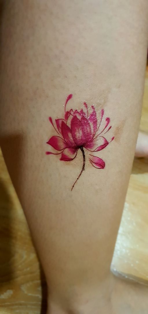 Hình dán dễ thương, độ bền chưa kiểm chứng hết, nhưng hình dán lớn trên vết sẹo sau lần tắm thứ 2 đã có dấu hiệu bong ra. Hình ở mặt trong cẳng tay có vẻ bền hơn hẳn. Đúng là độ bền tùy vị trí dán và mức độ tiếp xúc với nước, quần áo... màu sắc tươi tắn. Tóm lại: mình siêu thích!