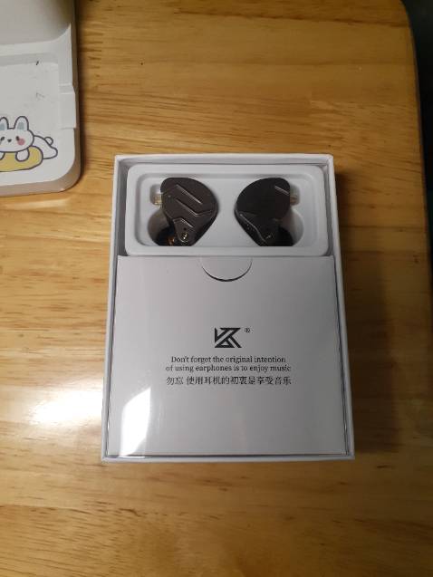 Không biết hãng có thay đổi thiết kế hộp đựng hay sao mà phần hộp mình nhận về rất khác. Nó nhỏ hơn với phần đựng housing cũng ko chắc chắn lắm. Hơn nữa, về âm thanh có sự khác biệt so với tai nghe kz zsn trước của mình cộng thêm phần dây cũng khác nữa, hơi hoang mang 🥲. Tóm lại là trải nghiệm mua hàng ko mấy ưng ý vì phần vỏ hộp lẫn chất lượng âm thanh và dây.
