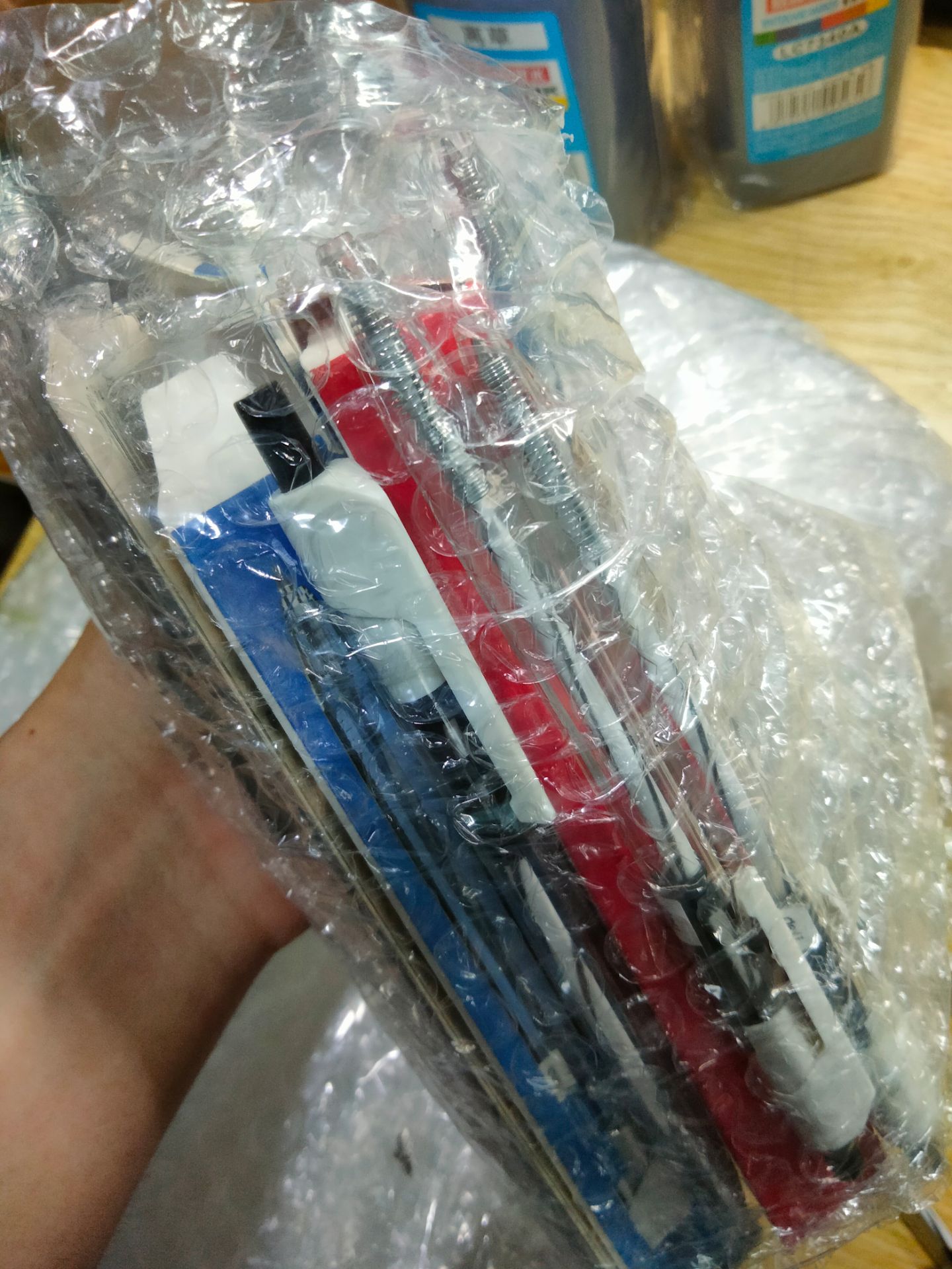 Mình đặt 3 hộp khác màu. Màu đen lại không có hộp, bảo quản khá bất tiện. Người đóng gói có quấn lại chung với nhau nhưng chỉ quấn ở giữa, không cố định hai đầu. Cuộn bút nằm giữa gói hàng bị ép lại, nắp hộp bật ra, đổ tháo lung tung.
Bút viết ổn, không quá mượt.