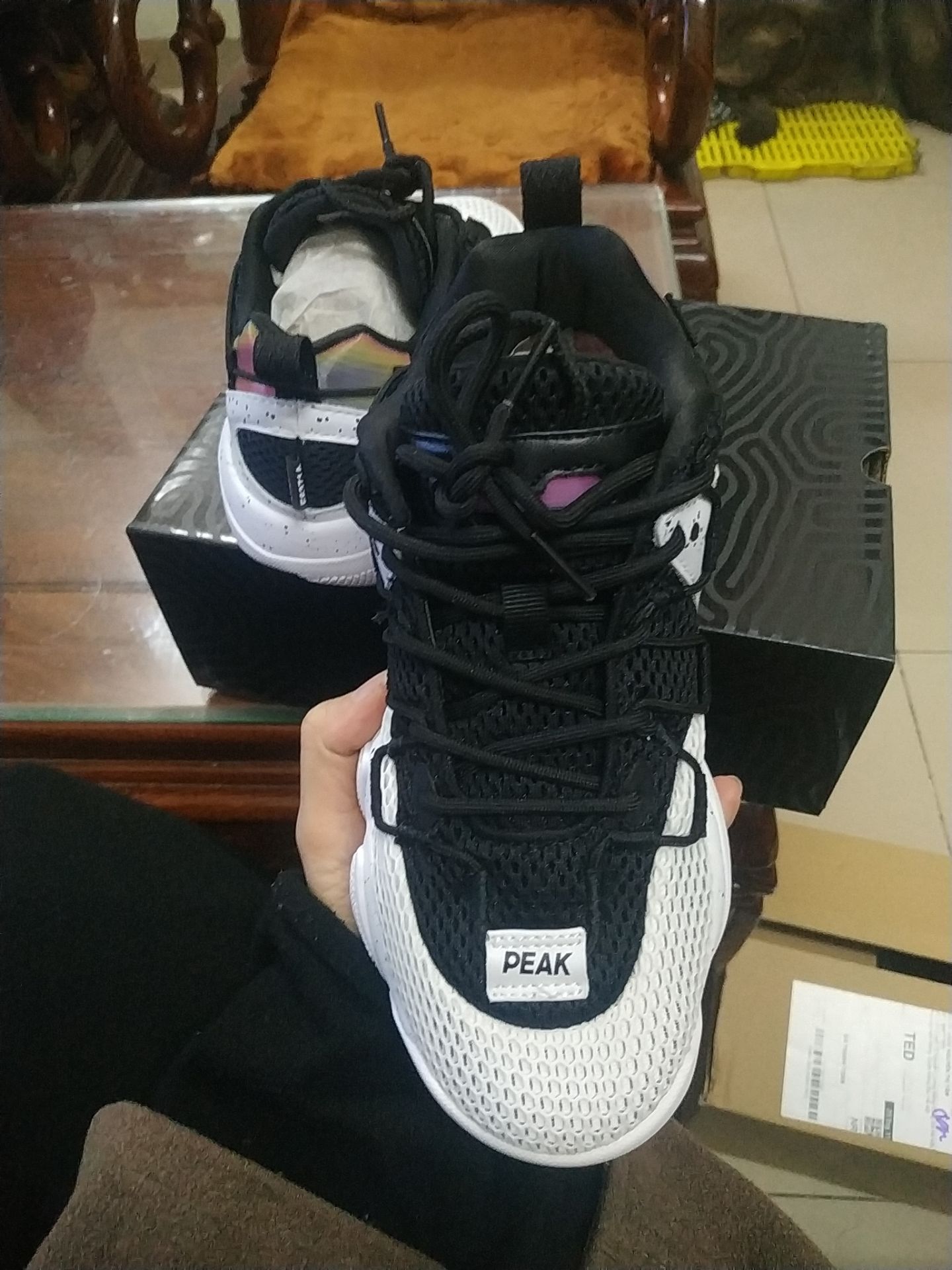 tuyệt vời giày  đi siêu êm , phối màu rất  đẹp, giao hàng nhanh, mua được giá tốt 👍👍👍 rất hài lòng về chất lượng, 10đ sẽ ghé ủng hộ shop thêm 😁😁😁