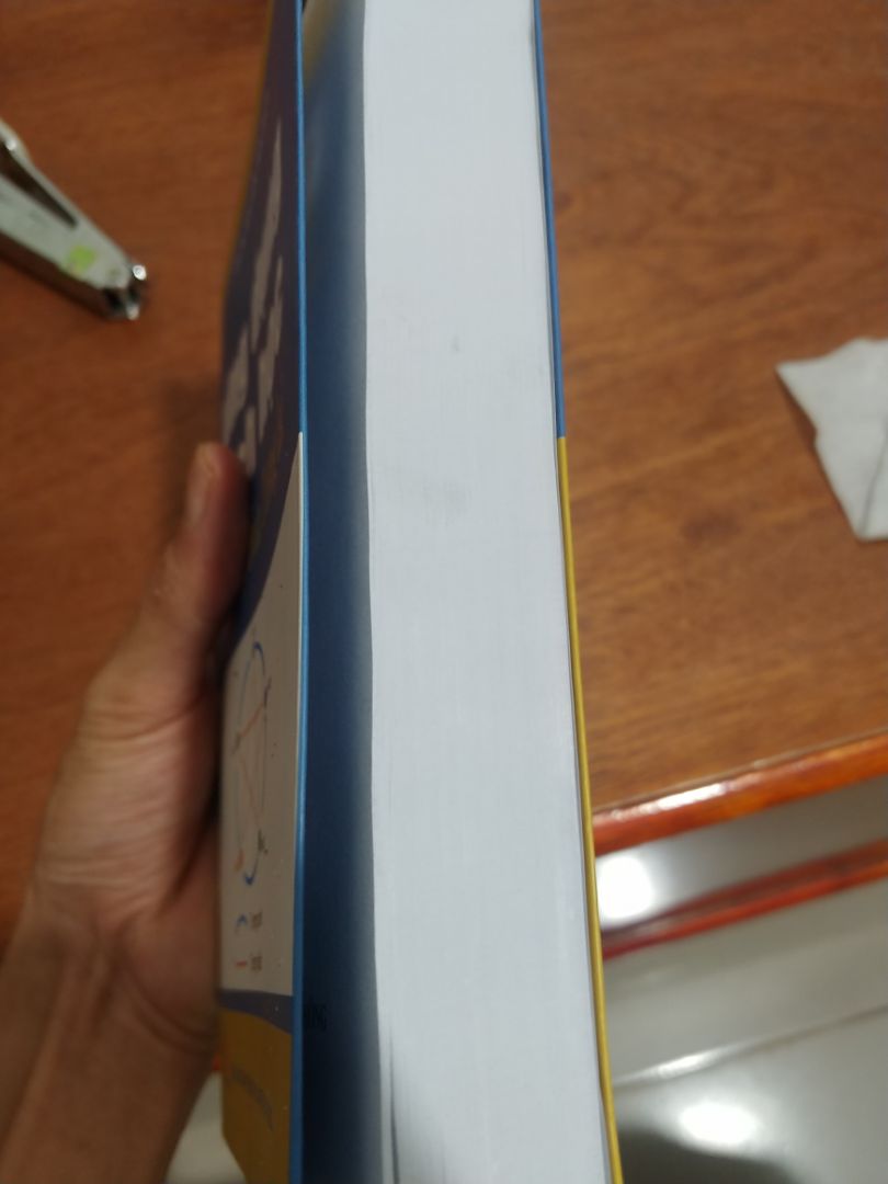 gáy sách bị gãy, hơi bẩn nữa•