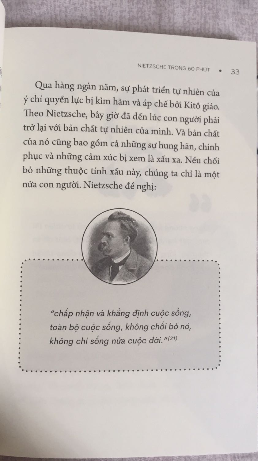 Giấy tốt: trơn và phẳng phiêu, bìa ngoài có chữ in lồi, nội dung được bố cục hợp lí, một quyển sách có đầu tư.
Nội dung: Không bàn đến, còn tuỳ vào độ lĩnh hội của mỗi người.
