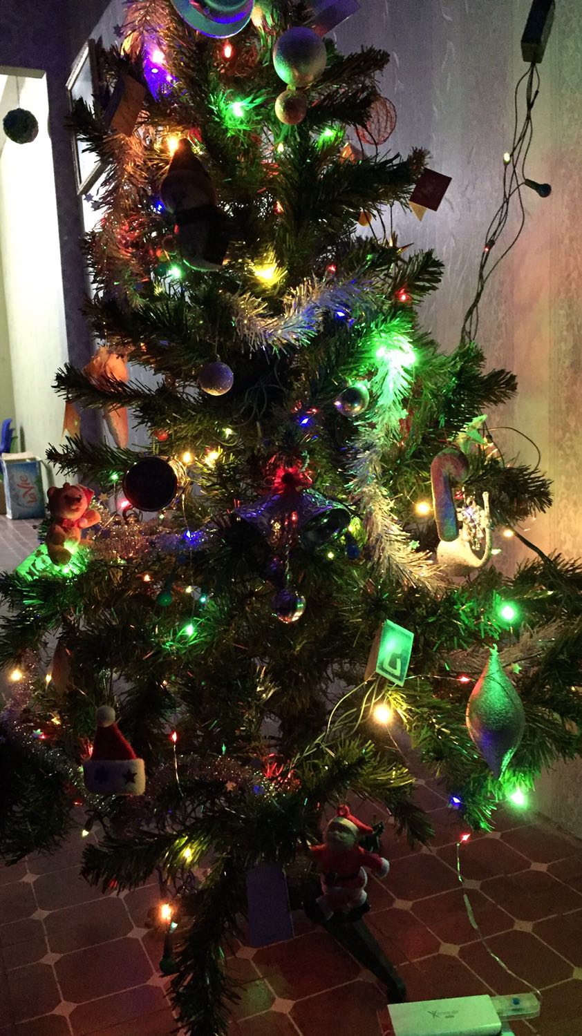 Mình cài nơi cây thông rất đẹp, loay hoay mãi cuối cùng phải gọi điện hỏi shop sao không sáng đèn ? hoá ra phải gắn vào sạc pin dự phòng hay dây sạc pin điện thoại... các bạn nhớ nhé... đừng khờ như mình, cám ơn shop đã tư vấn rất chi tiết, giờ thì cây thông sáng đèn đẹp ơi là đẹp ?