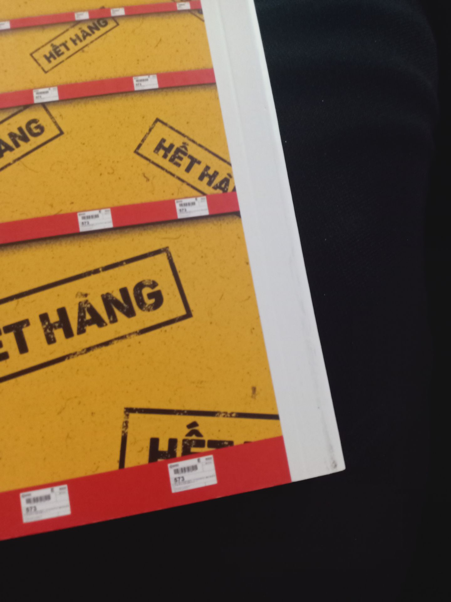 Dịch vụ không hài lòng lắm. Sách bị dơ, vài chỡ bị gãy, sách nhìn cũ cũ. Lúc gói hàng không chịu bao bọc gì hết, làm góc sách hơi móp. Dù lỗi không có gì to tát nhưng nhìn sách khá là sót, khi nhận hàng khá là thất vọng.

Về sách thì thiết kế đẹp và bắt mắt, trình bày dễ đọc, hình ảnh sắc nét. Sách cầm khá chắc tay, xứng đáng với giá bìa.
Chưa đọc về nội dung nên chưa thể nhận xét được. Nhưng trước mắt nhìn hình thức khá hài lòng

Tóm lại, sản phẩm tốt, giá tốt, dịch vụ hơi tệ. Shop cải thiện dịch vụ, nâng niu sách hơn thì tuyệt vời