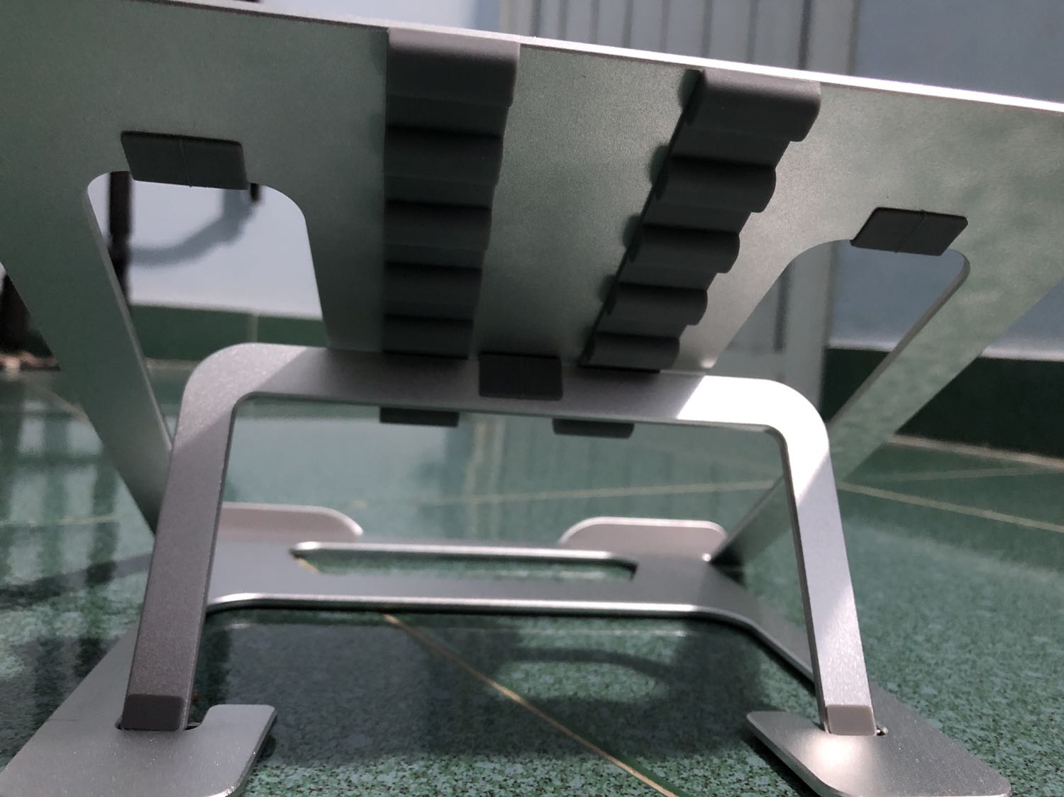 Giao hàng nhanh, sản phẩm được bọc kỹ càng.
Sản phẩm bằng kim loại, thiết kế gọn.
Có thể thay đổi độ cao theo ý muốn nên rất tiện lợi.