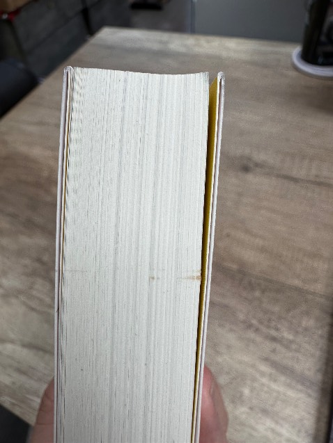 Sách cảm giác là hàng lưu kho rất lâu rồi giờ bán cho khách, hình thức tệ như ảnh