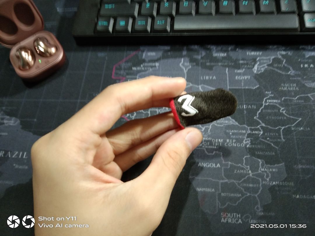 nên mua quá ổn nhưng lưu í không nên chạm vào mấy cái lông nhựa cố định tường có trên các loại dép học sinh . dùng rất chi ok  ăn màng hình thì best nhè bấm phát nào trúng phát đấy :))