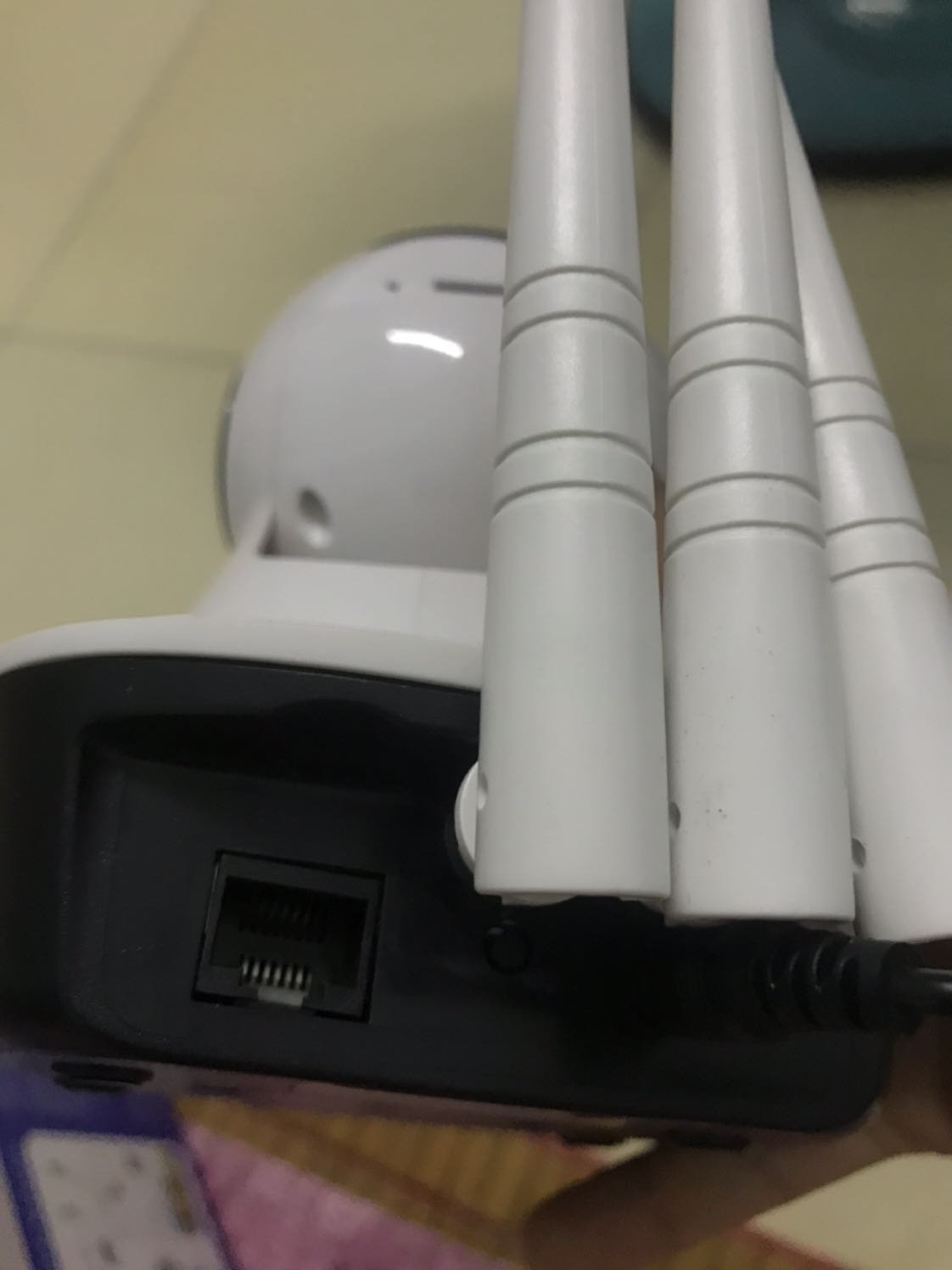 camera có tặng và sử dụng thẻ nhớ 32g nhưng không có chỗ gắn thẻ nhớ. Mong shop phản hồi đổi lại sản phẩm có chỗ gắn thẻ như quảng cáo